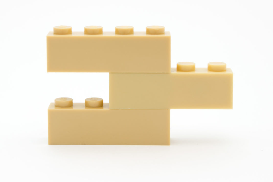 Farblich weisen die Steine von WANGE (Mitte) einen leichten Unterschied zu den LEGO-Farben auf.