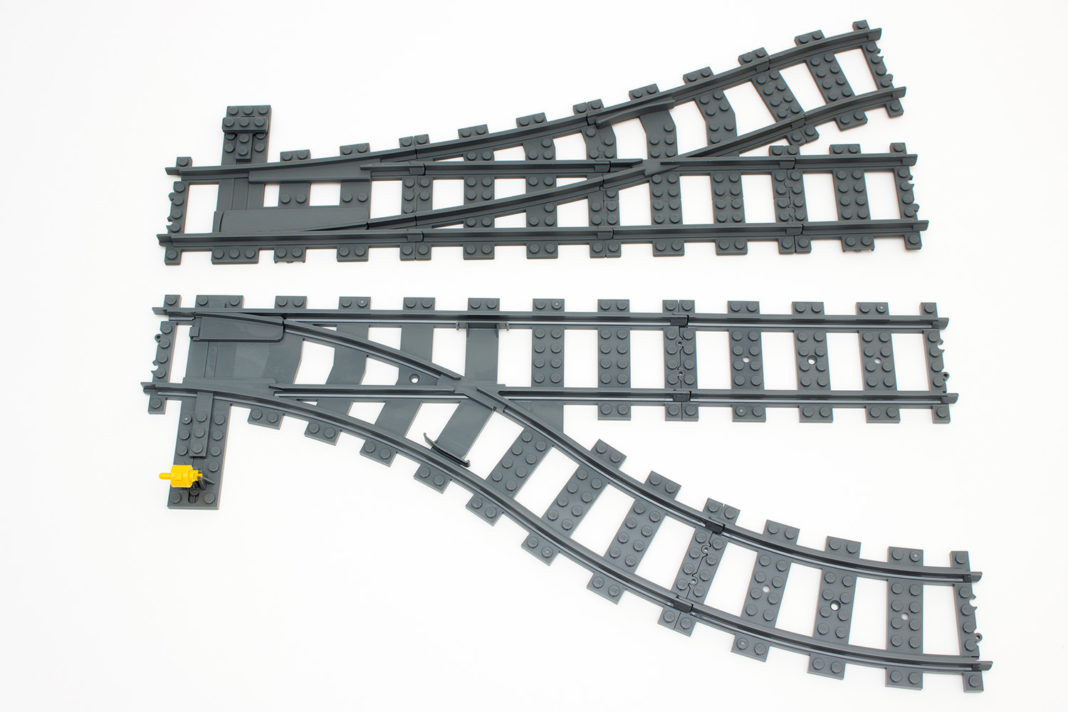Mit der Weiche von TrixBrix (oben) können Schienen viel enger an einander vorbeigeführt werden als es beim Original von Lego (unten) der Fall ist