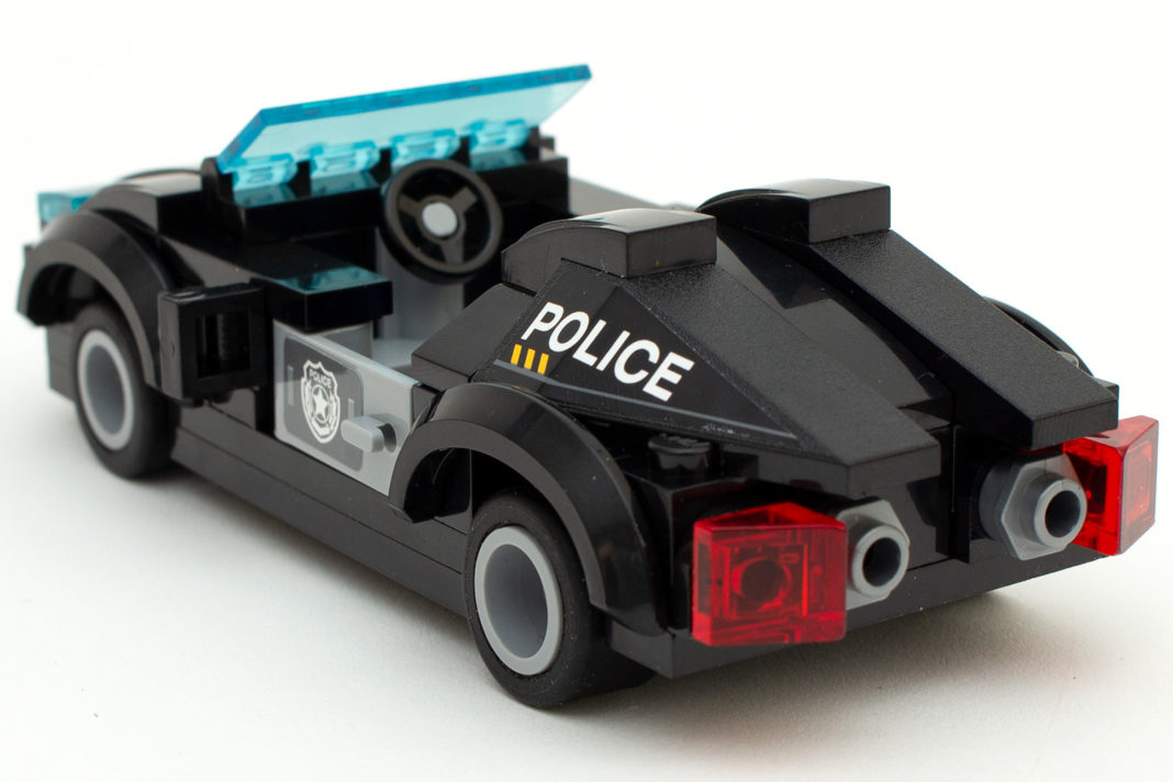 Beim Polizeiauto verwendet Qman keine runden, sondern eckige 1x1-Steine mit Loch für den Auspuff