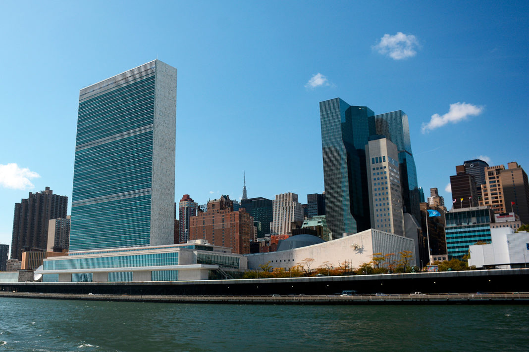 Das Hauptquartier der Vereinten Nationen vom East River ausgesehen (Bild: FilipFilipovic, pixabay.com)