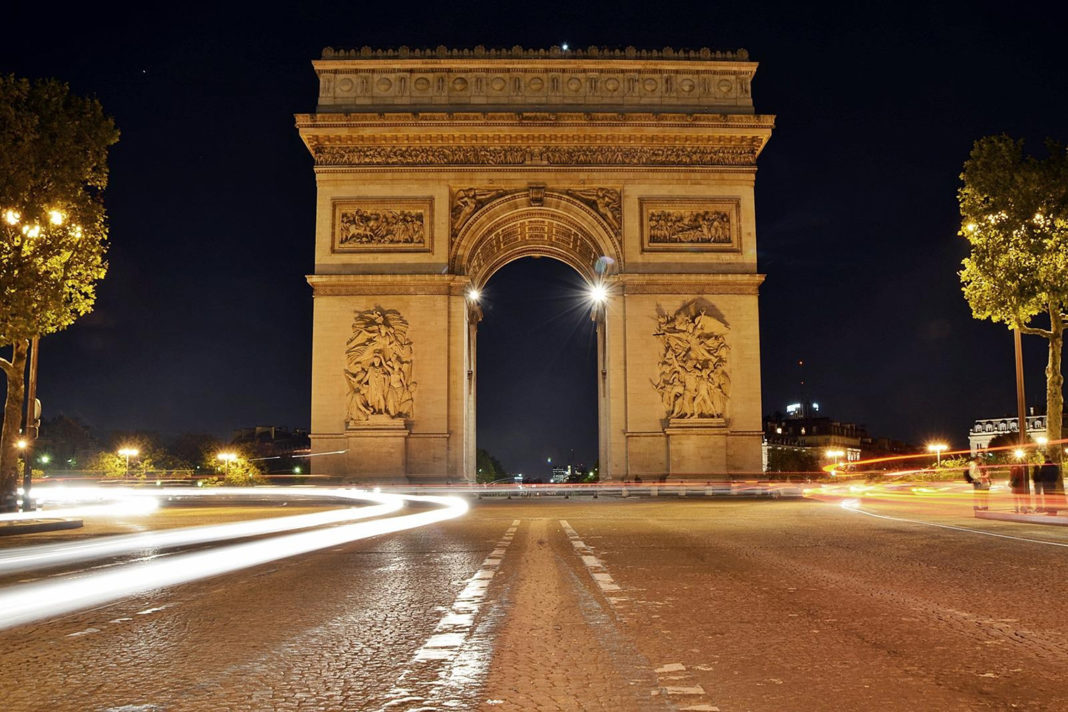 Der Triumphbogen von Paris bei Nacht (© herryway / pixabay.de)