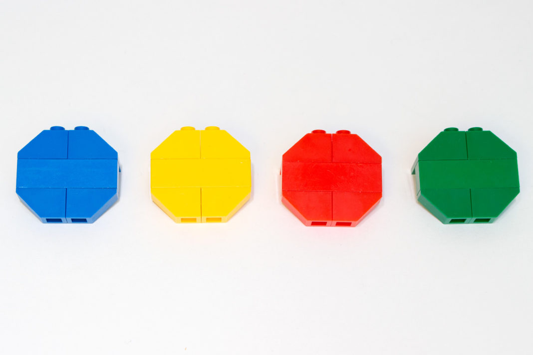 Die Farben von Lego (1 × 4 Brick in der Mitte) werden nicht ganz getroffen