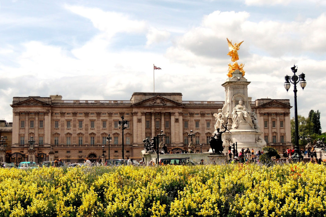 Der Buckingham Palast in seinem heutigen Erscheinungsbild mit dem Victoria Memorial im Vordergrund (© VIVIANE6276 / Pixabay)