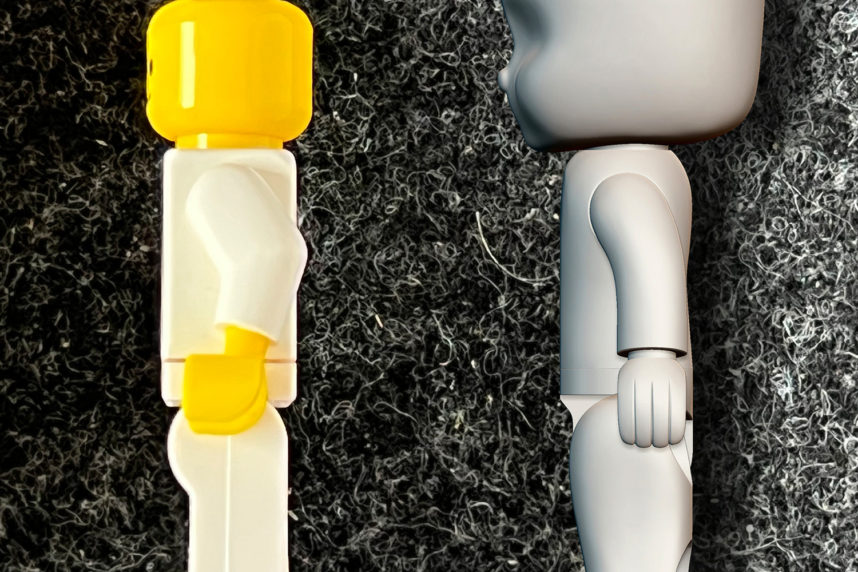 Die gerenderte Kiddicraft-Figur (rechts) im Vergleich zur Mini-Figur von Lego (links)