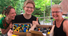 Die LEGO Oma feiert ihre hundertste Rollstuhlrampe