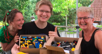 Die LEGO Oma feiert ihre hundertste Rollstuhlrampe