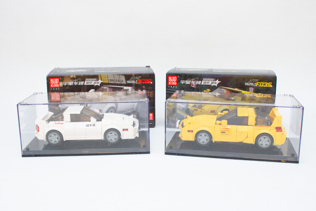 Die beiden Modelle in ihrer Plexiglas-Vitrine