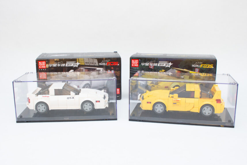 Die beiden Modelle in ihrer Plexiglas-Vitrine